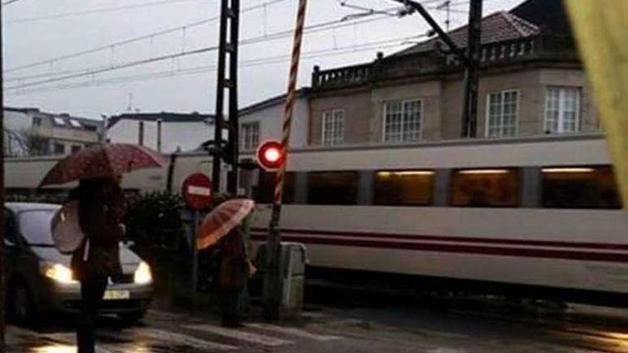 Paso del tren con las barreras levantadas, en febrero. // FdV