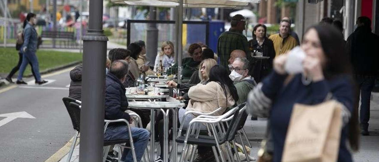 Clientes en terrazas, ayer por la tarde, en Las Meanas de Avilés.