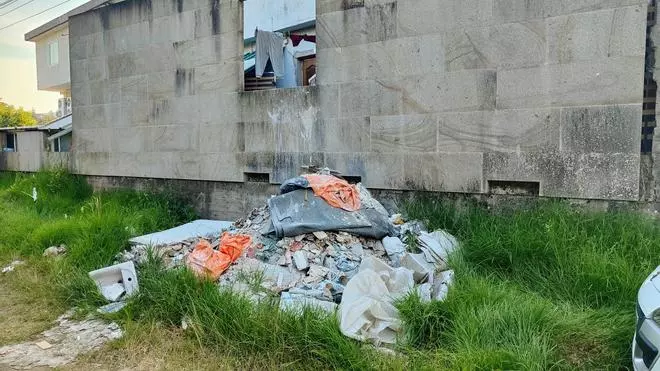 Galería | Restos de basura y obra en Playa América a los pies de un hotel