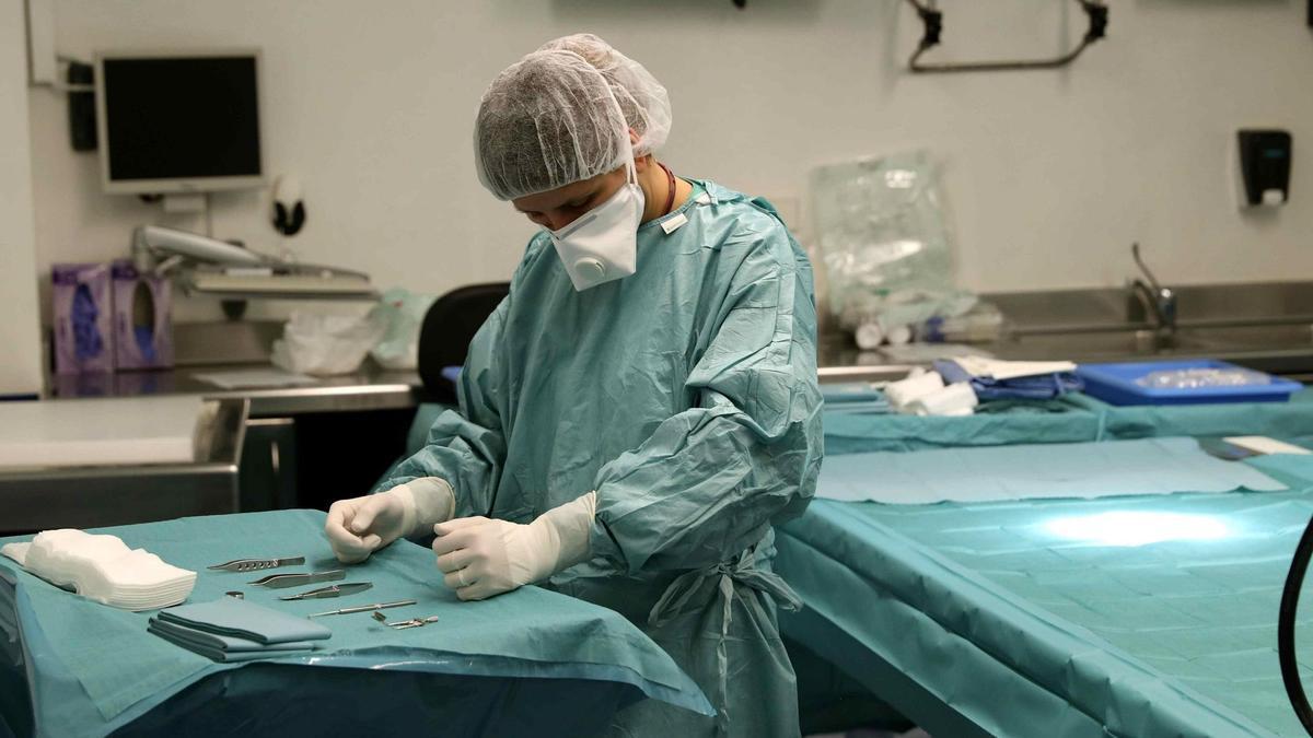 Una sanitaria prepara el material para una intervención quirúrgica