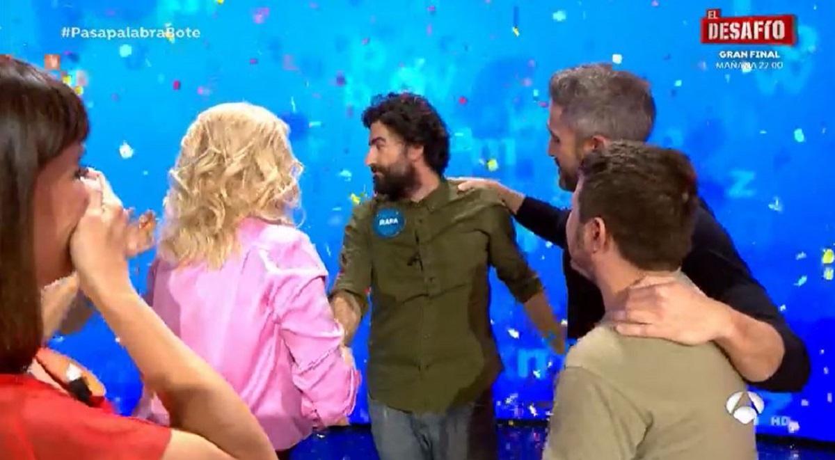 Rafa Castaño recibe la felicitación de todo el plató tras ganar el bote de Pasapalabra.