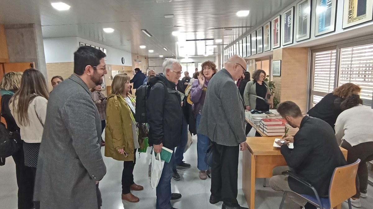 Costotya, a la derecha, de espaldas, firmando ejemplares de su libro durante las Jornadas de Novela Histórica Ciudad de Carlet (Valencia).nte