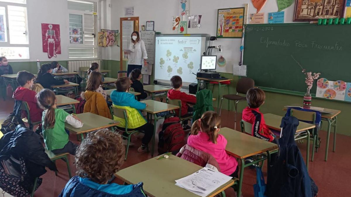 Los alumnos de Educación Infantil y de Educación Primaria realizaron por turnos esta carrera solidaria.