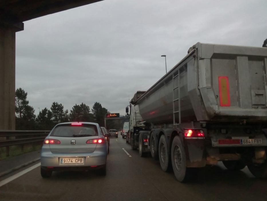 Un accidente en la "Y" provoca varios kilómetros de atasco  en dirección Oviedo