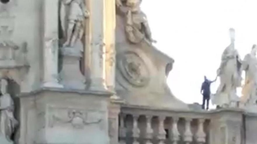 Un hombre se encarama a la fachada de la catedral de Murcia