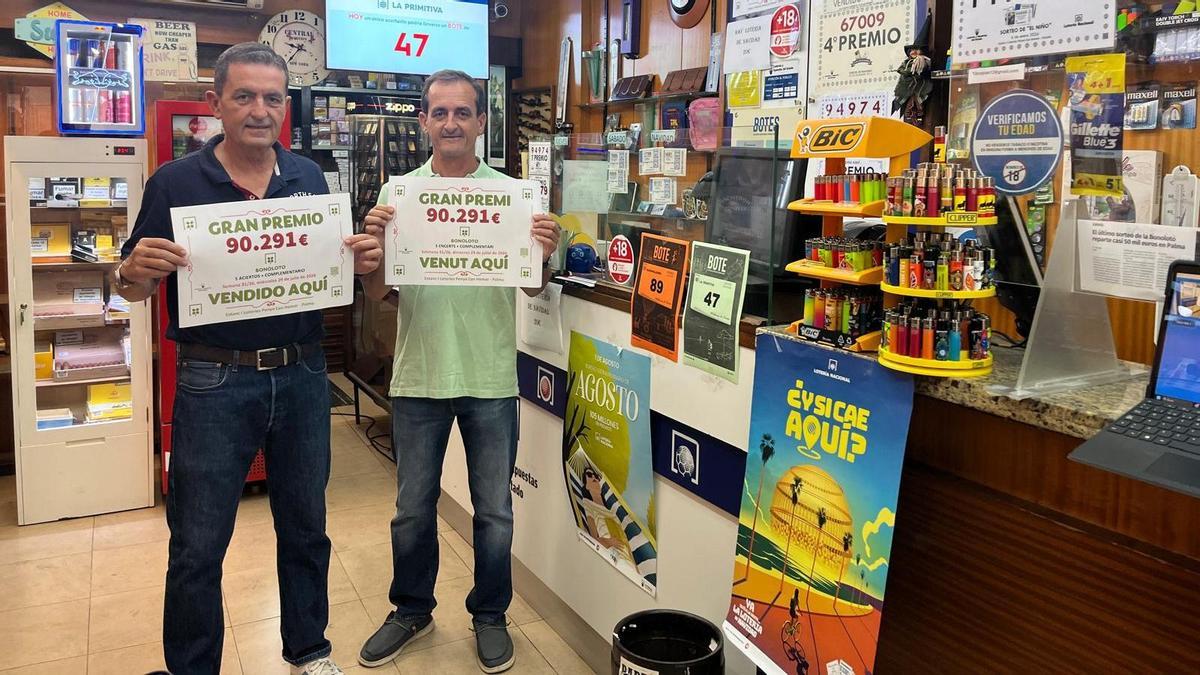 Los hermanos Miquel y Gori Homar, con el cartel que acredita que han vendido el segundo premio