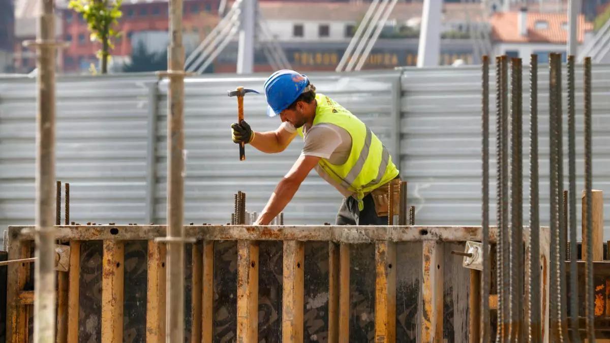 Un obrero trabajando en la obra.