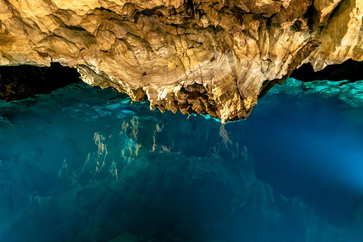 Una cueva de lagos subterráneos que parecen salidos de un cuento.