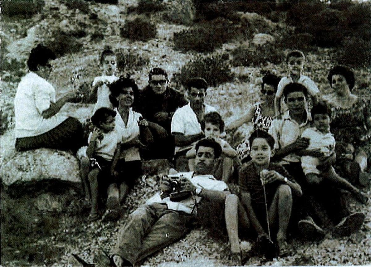 Componentes de la familia de los &quot;Candelarios&quot;, al completo, en un día de campo