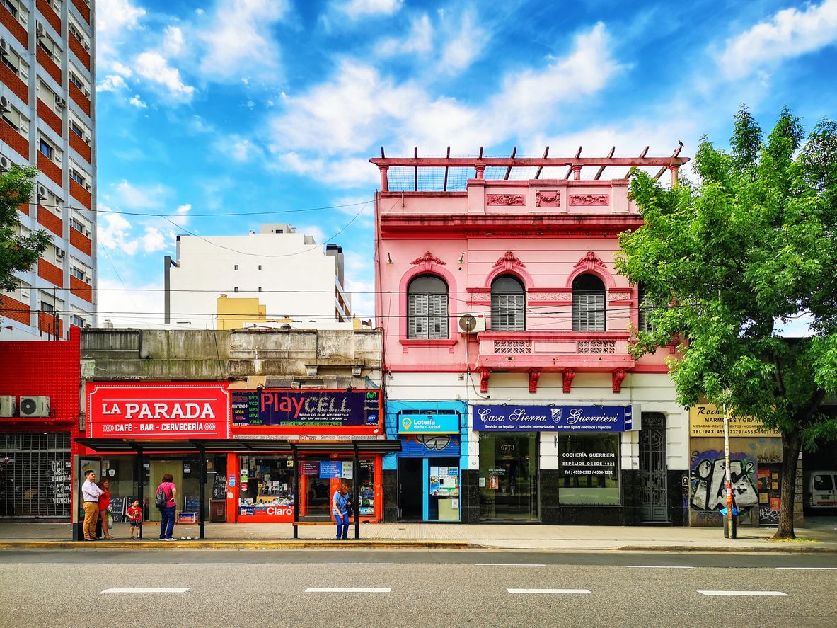 Escena de la ciudad de la Avenida Corrientes en el área de Buenos Aires Chacarita.