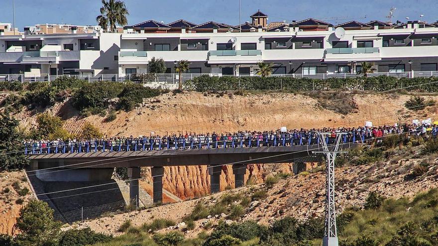 El TSJ allana el camino para que el Ayuntamiento desdoble por fin el puente sobre la autopista en Orihuela Costa
