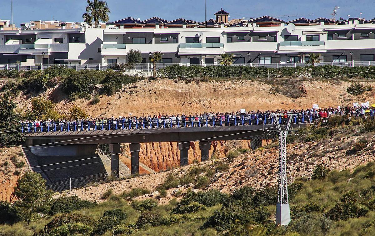 Protesta vecinal en Orihuela Costa para exigir las obras de la pasarela peatonal en Lomas de Cabo Roig