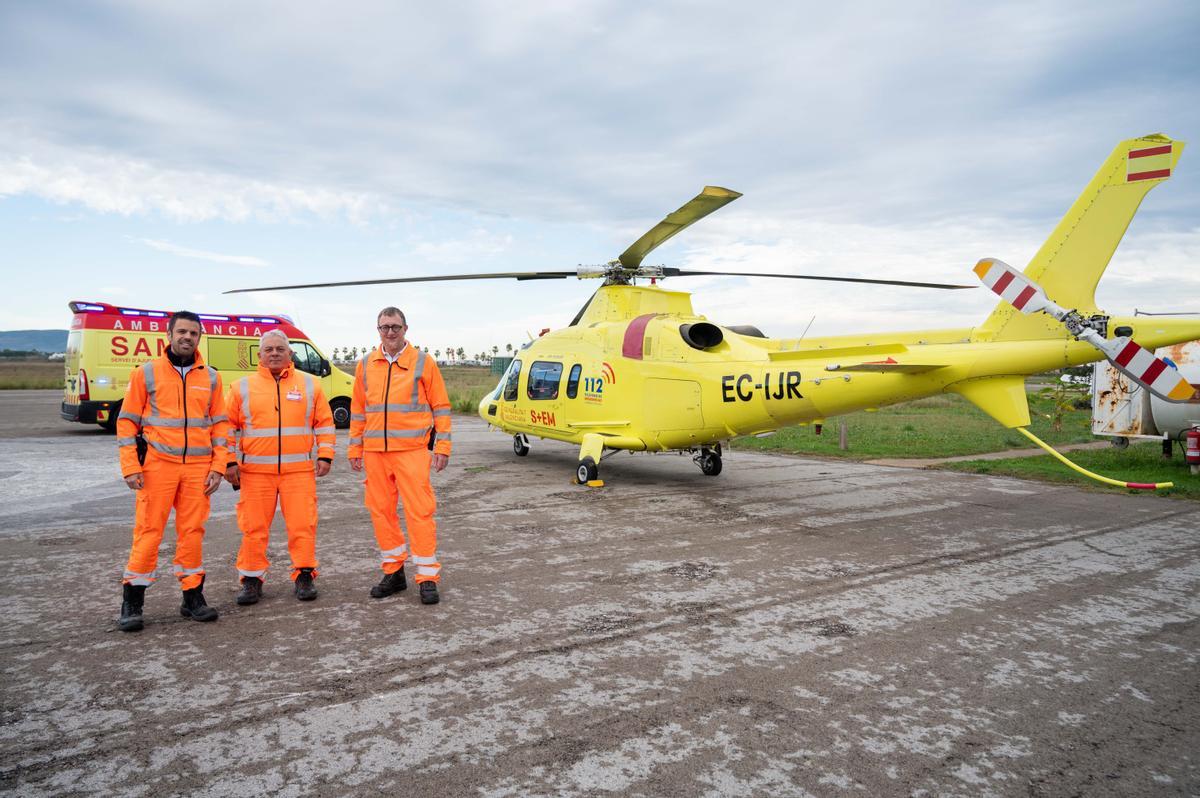 Castelló. El equipo de la base SAMU, en el aeroclub del Grau. De izq a dcha.: enfermero, técnico y médico.