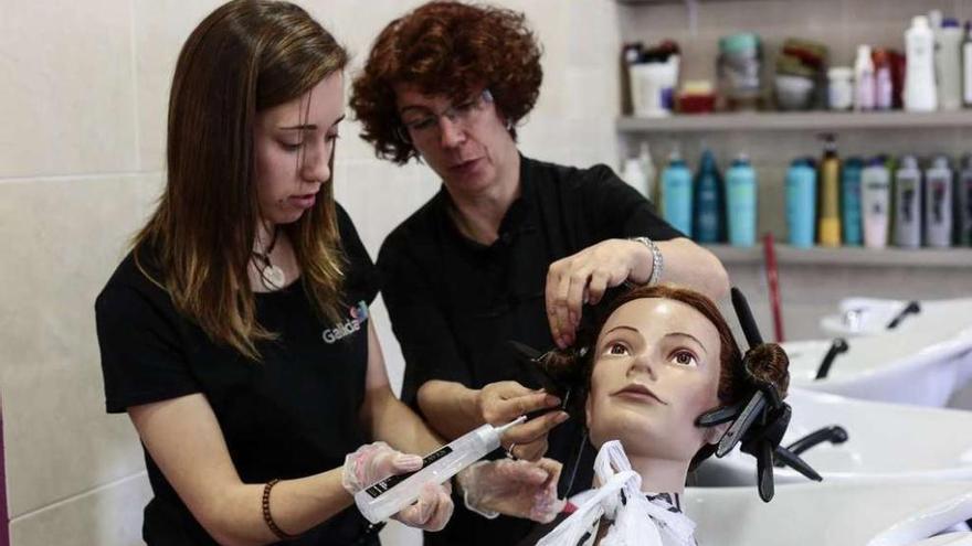 Andrea Rodríguez, con su profesora Mercedes Pose, practica para la competición nacional. // Adrián Irago