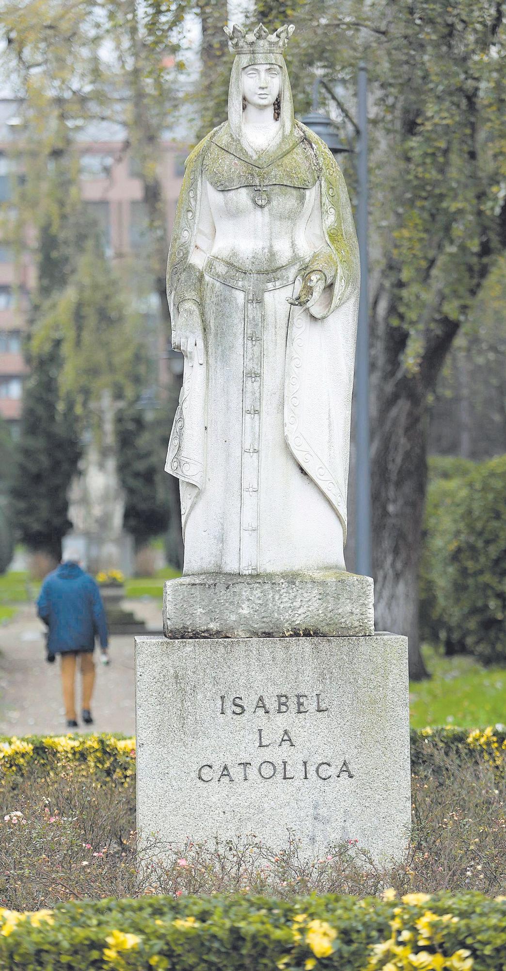 Estatua de Isabel la Católica, de Marino Amaya, con la mano izquierda dañada.