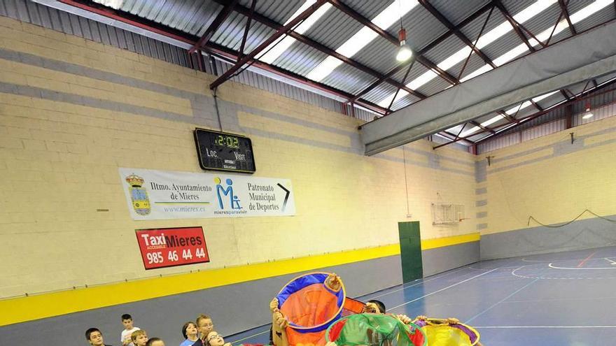 Una actividad infantil en el polideportivo Mieres Sur.