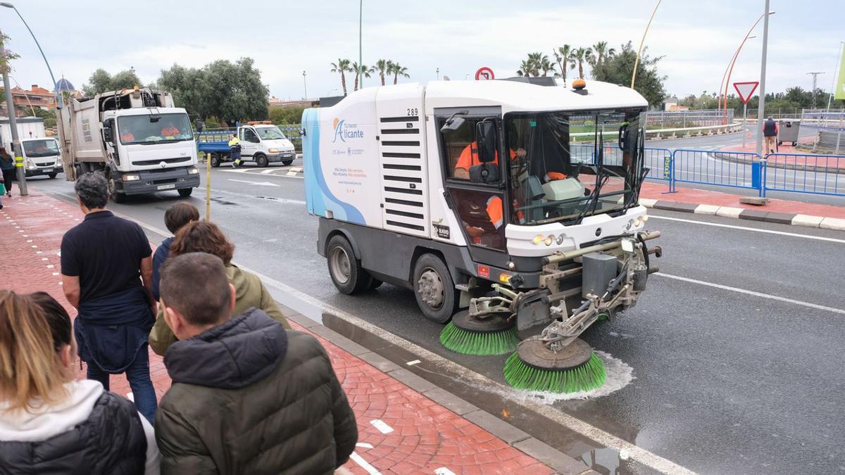 Por la tarde, cuatro barredoras 
realizaron la limpieza de la carretera
de Valencia y zonas adyacentes al 
Monasterio de la Santa Faz. axel álvarez | JOSÉ NAVARRO