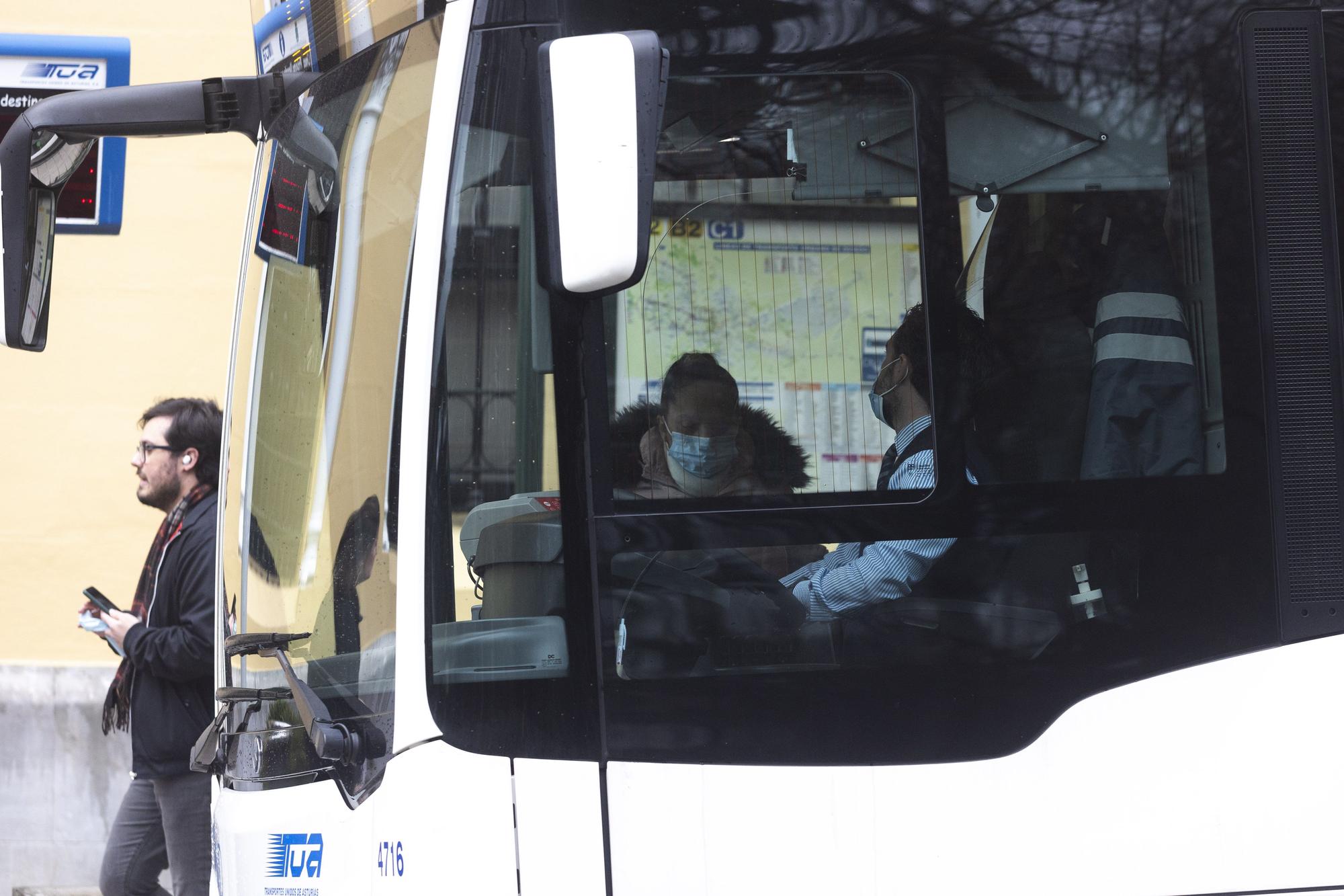 En imágenes: Así fue el último día del uso obligatorio de la mascarilla en el transporte público en Asturias