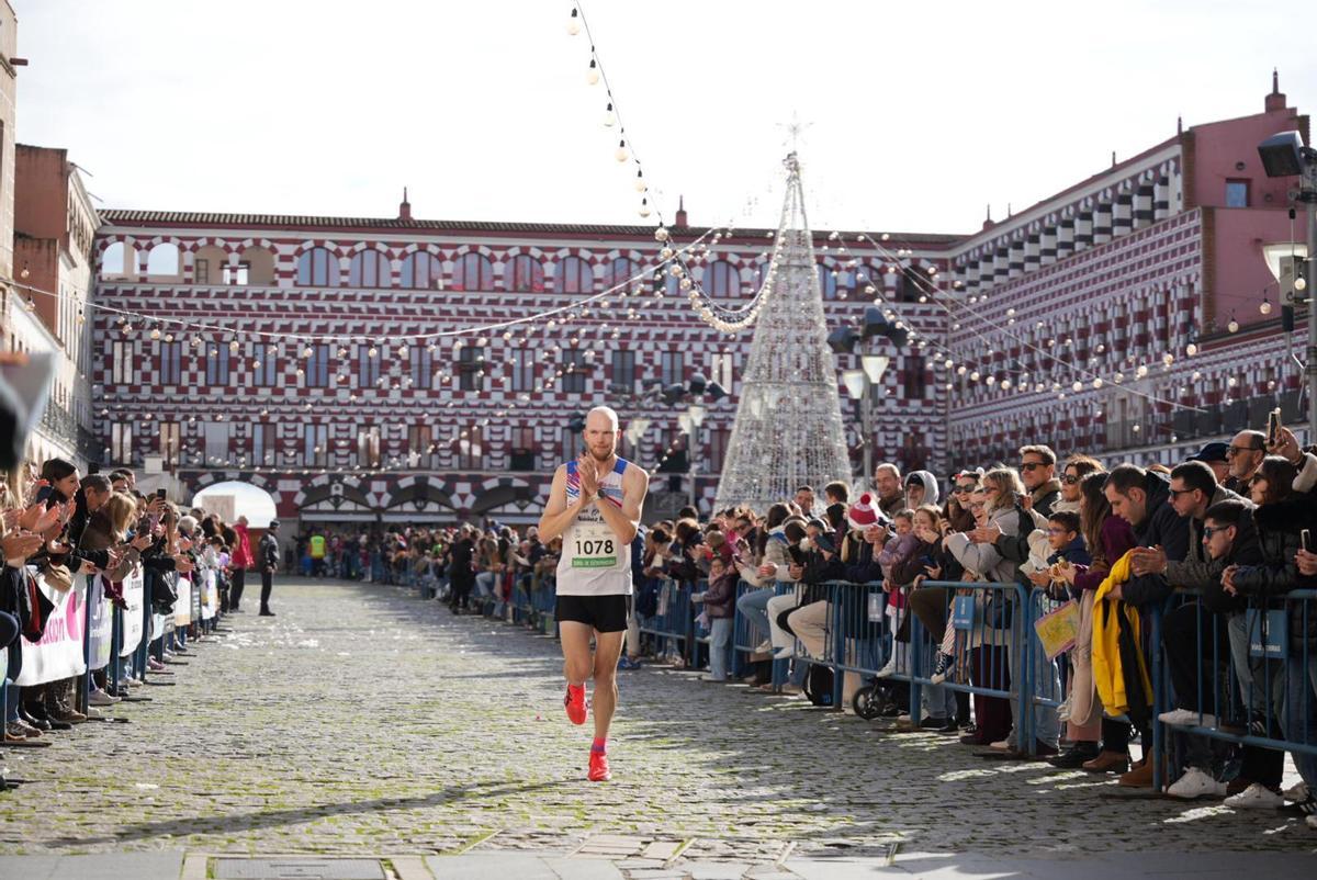 Jorge González cruza la línea de meta de la San Silvestre de Badajoz 2025.
