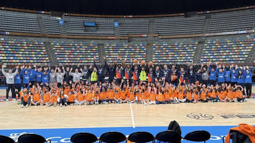 Los jugadores del Leyma y todo el cuerpo técnico posan con los jugadores de la cantera