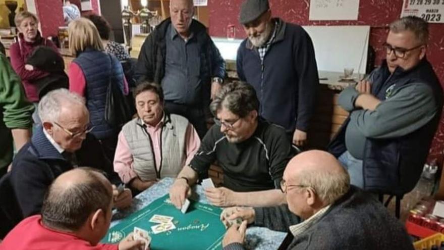 El torneo de guiñote estuvo muy reñido.  |