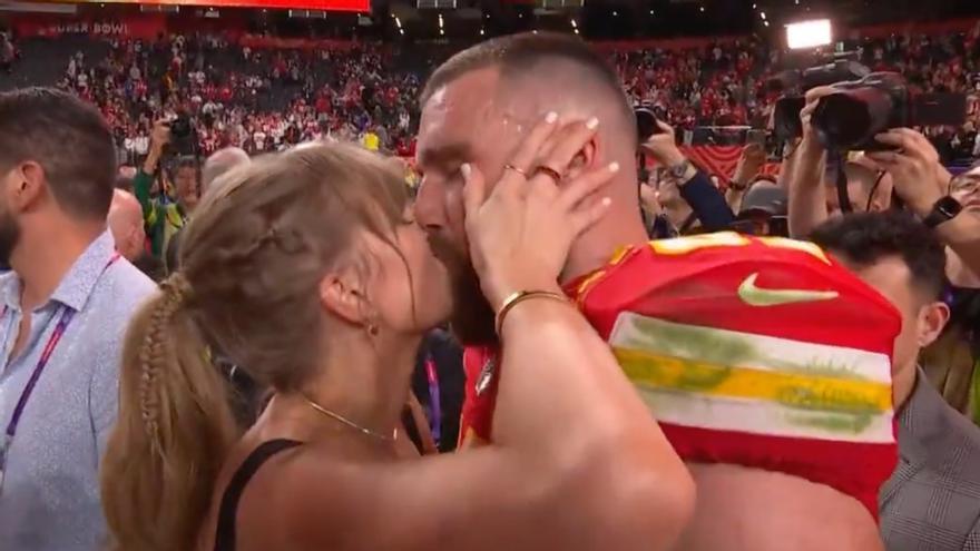 El beso entre Travis Kelce y Taylor Swift