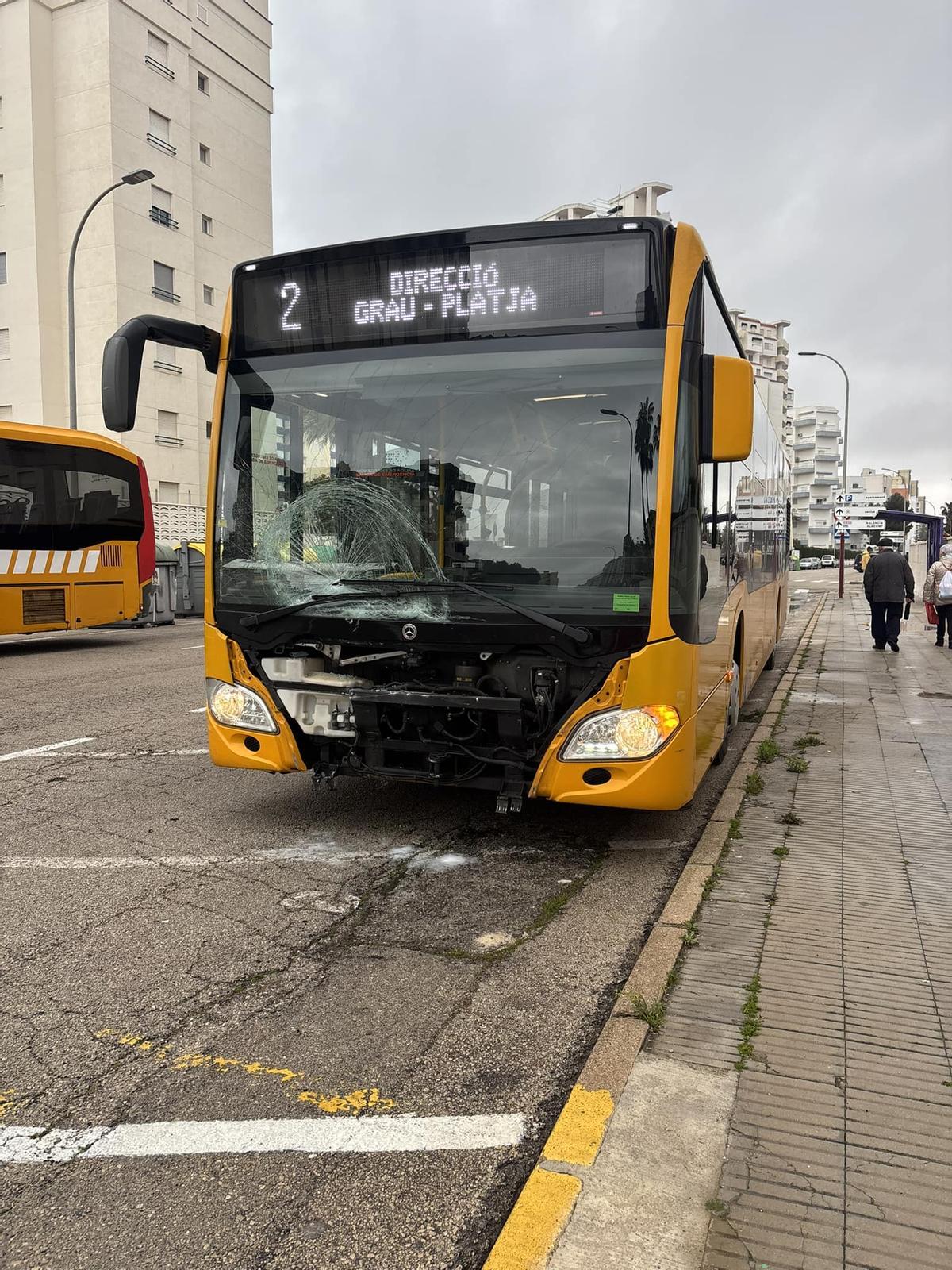 El autobús, tras el choque.