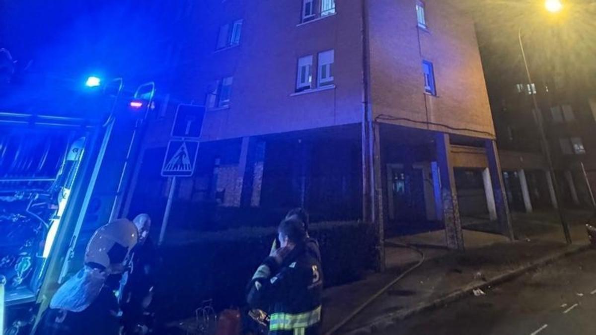 Los bomberos frente a la vivienda afectada.