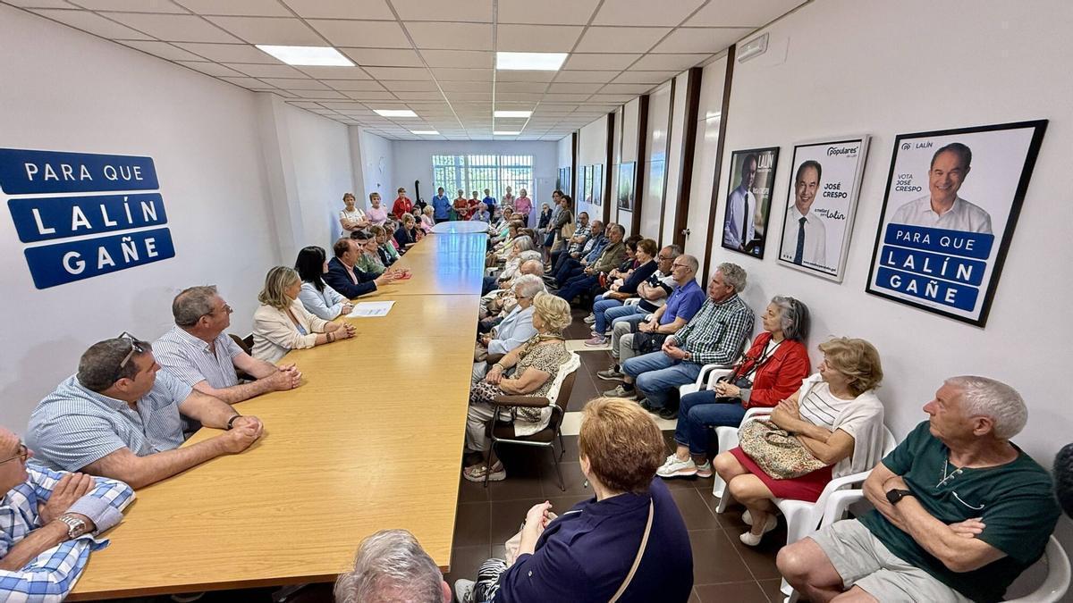 Paula Prado y Crespo se reunieron con mayores en la sede del PP de Lalín.