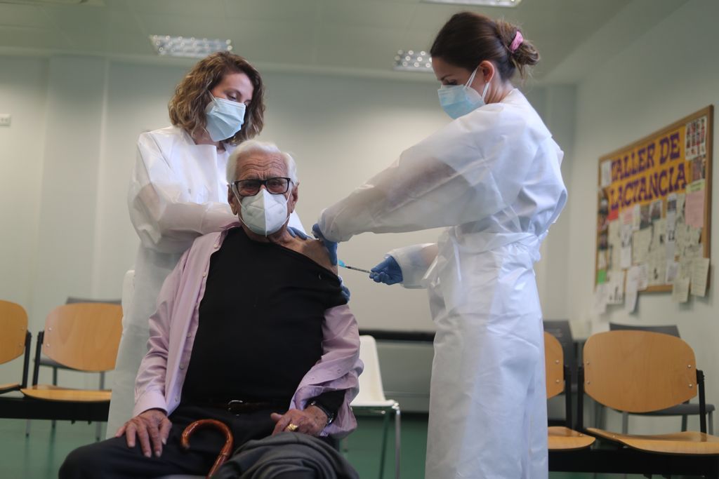 Comienza la vacunación a los mayores de 90 años en los centros de salud