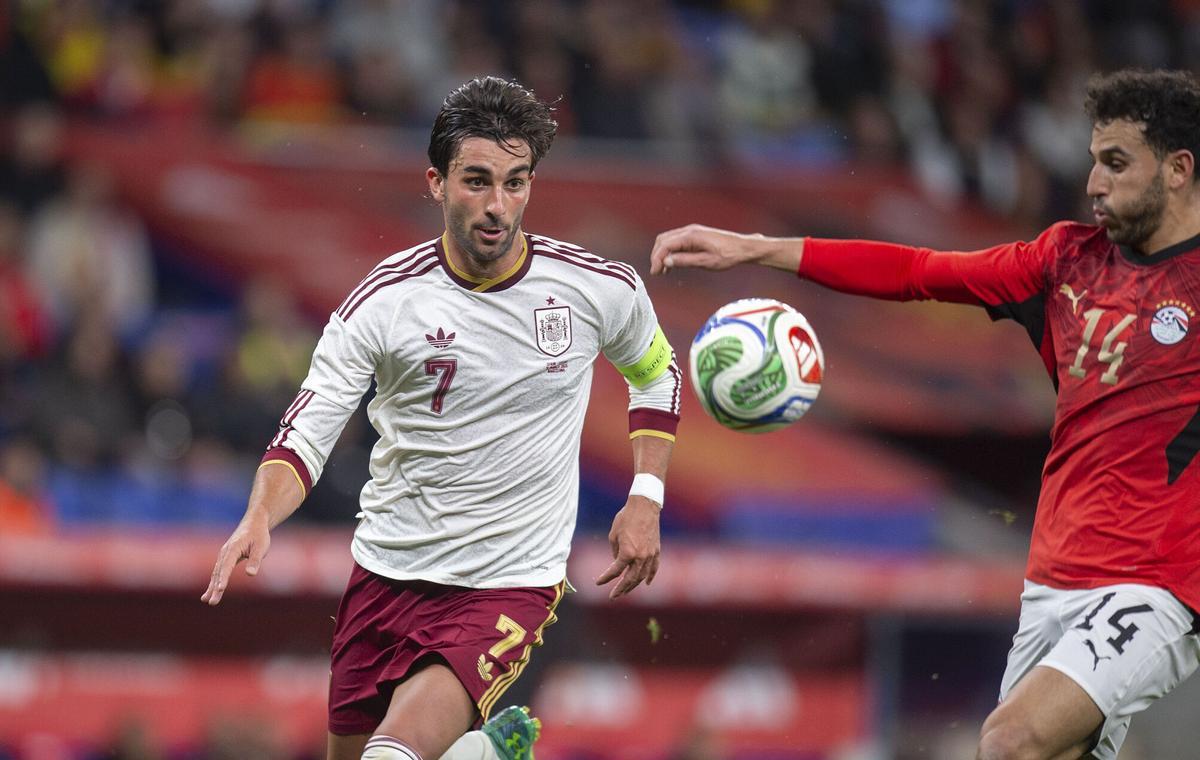 Cornellà El Prat. 31.03.2026. Deportes. Ferran Torres disputa el balón con Fathy durante el partido amistoso entre las selecciones de España y Egipto. Fotografía de Jordi Cotrina