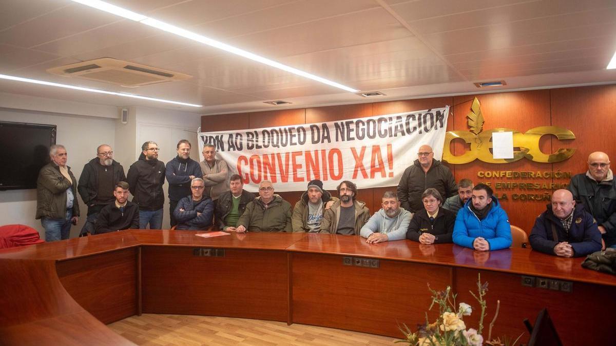 Delegados de CIG se encierran en la sede de la patronal en A Coruña para denunciar el bloqueo de la negociación del convenio del bus interurbano