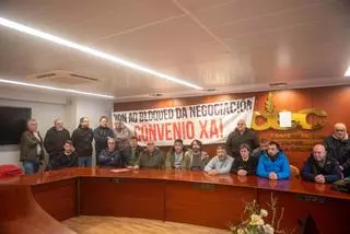 Delegados de CIG se encierran en la sede de la patronal en A Coruña para denunciar el bloqueo de la negociación del convenio del bus interurbano