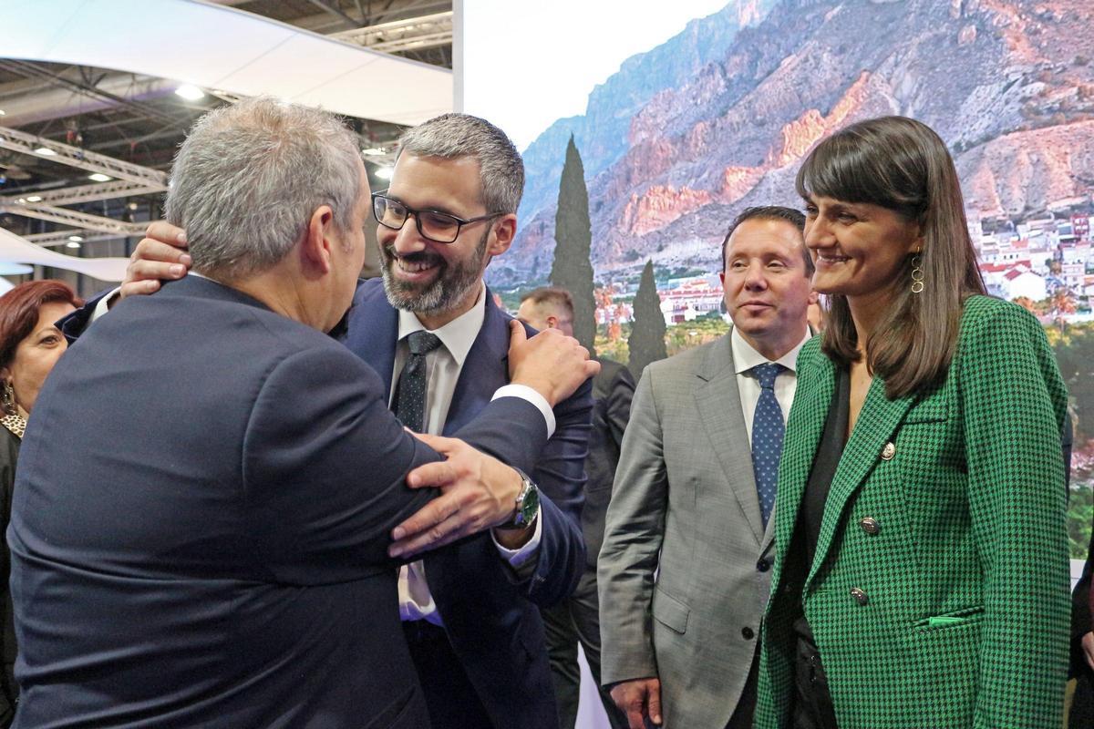 Francisco Lucas y María González, saludando en Fitur al ministro de Turismo, Jordi Hereu.