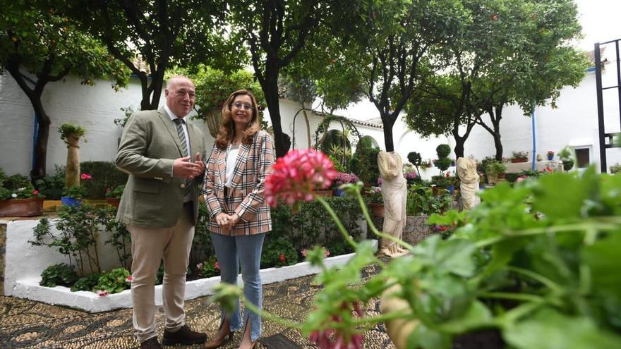 Antonio Ruiz y Felisa Cañete, en el patio museo de Julio Romero de Torres.