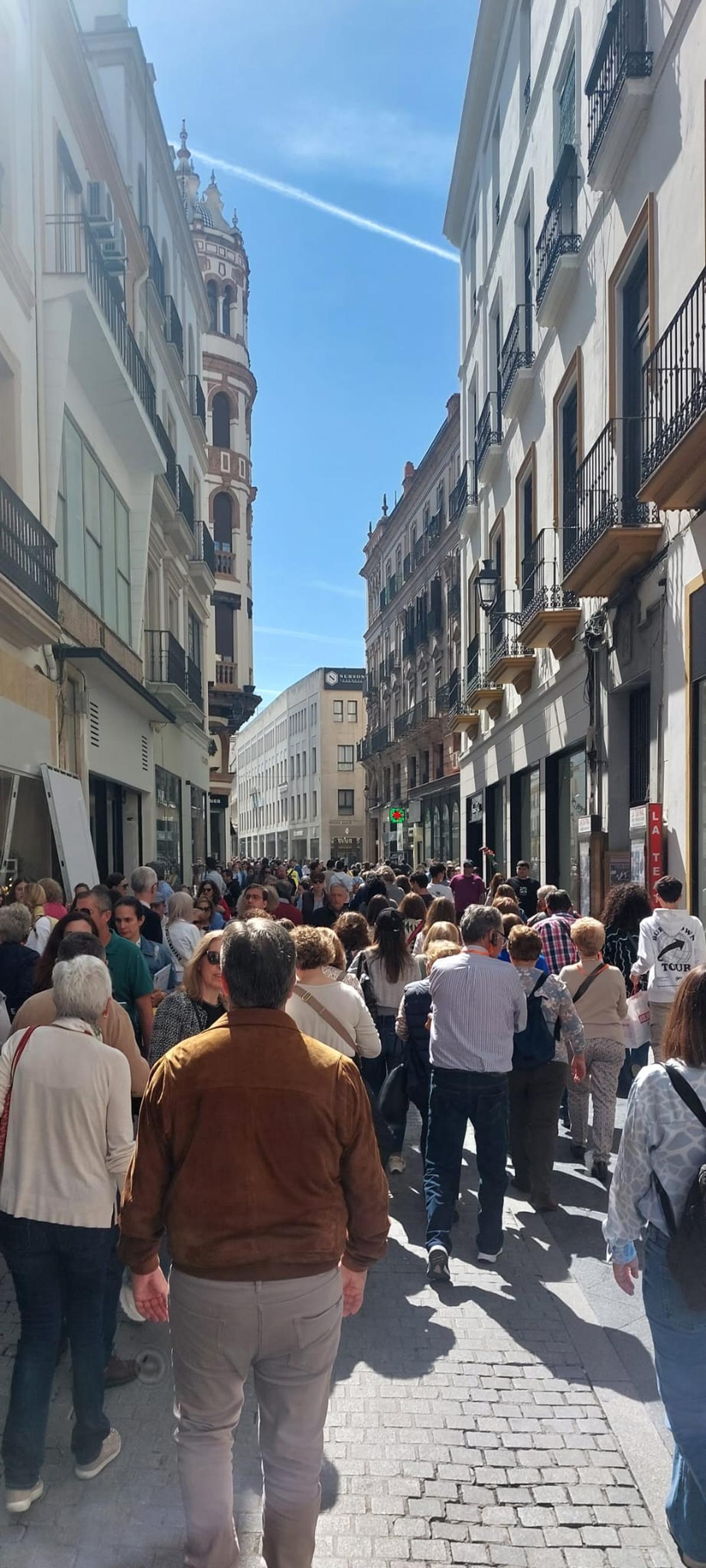 Multitud de personas han salido a las calles del centro de Sevilla aprovechando el buen tiempo