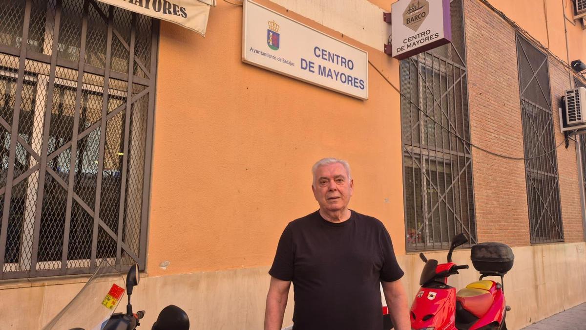 Jesús Martín ante la fachada del Centro de Mayores de San Roque.