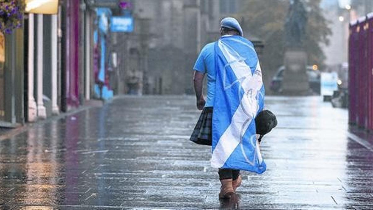 Un independentista, ayer en Edimburgo tras conocer el resultado electoral.