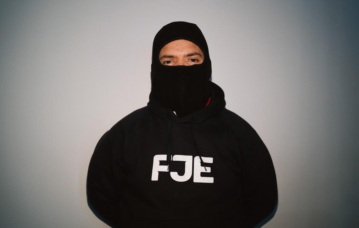 Alejandro se cubre la cara con un pasamontañas por miedo a las represalias