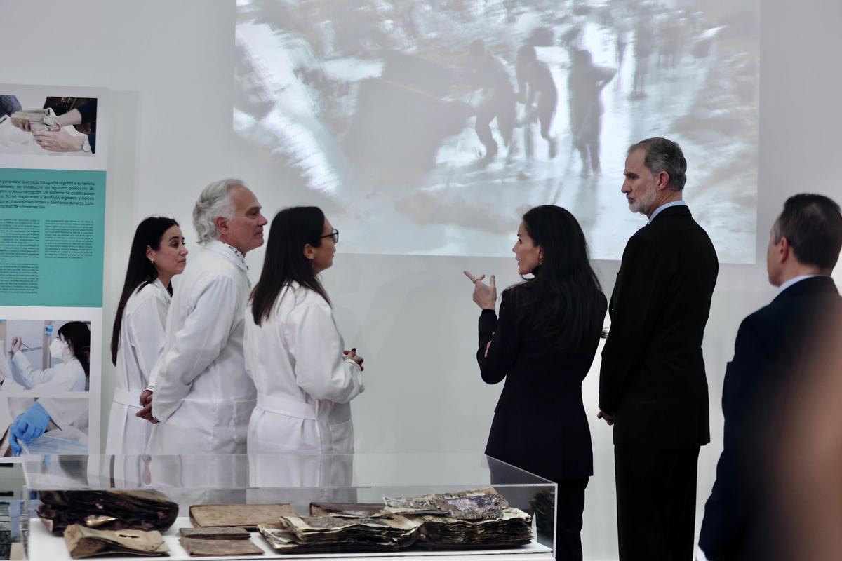 Los Reyes visitan el proyecto "Salvem les Fotos" de la UPV