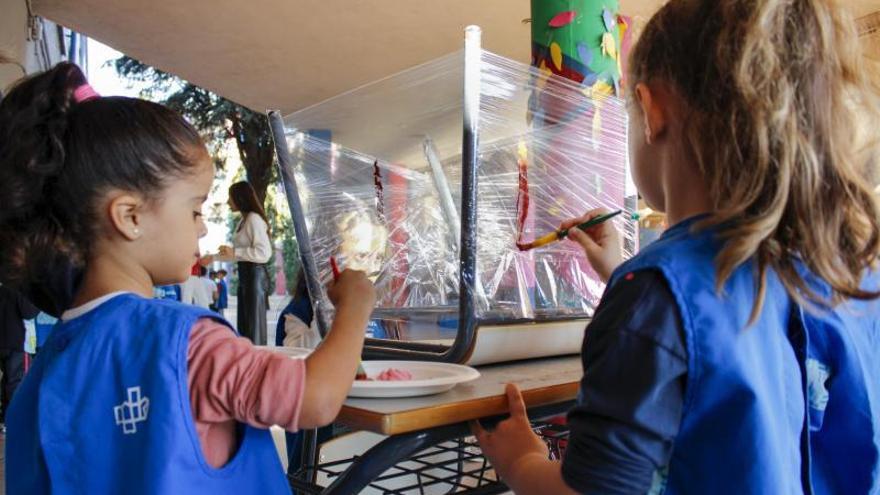 Una classe aten les
explicaciones de les
seues docents. |   LEVANTE-EMV