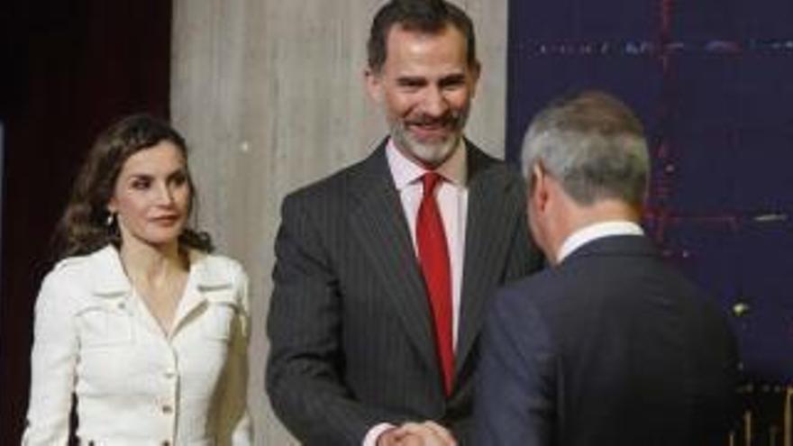 Los reyes Felipe y Letizia saludan al presidente de la Confederación Canaria de Empresarios (CCE), Agustín Manrique de Lara.