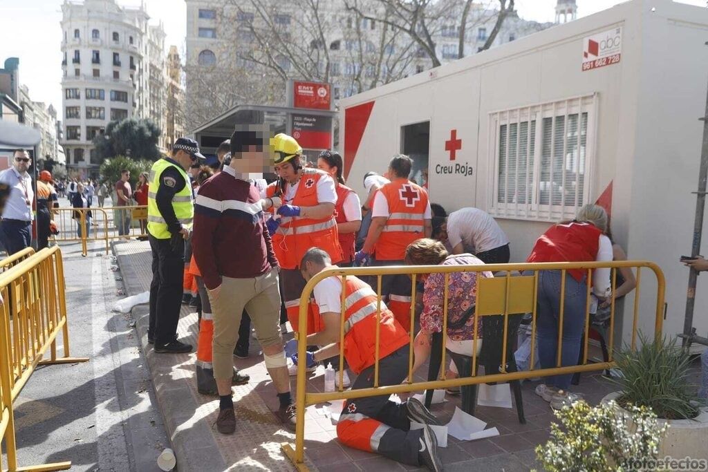 Alrededor de 20 personas resultan heridas en la mascletà al desviarse una carcasa