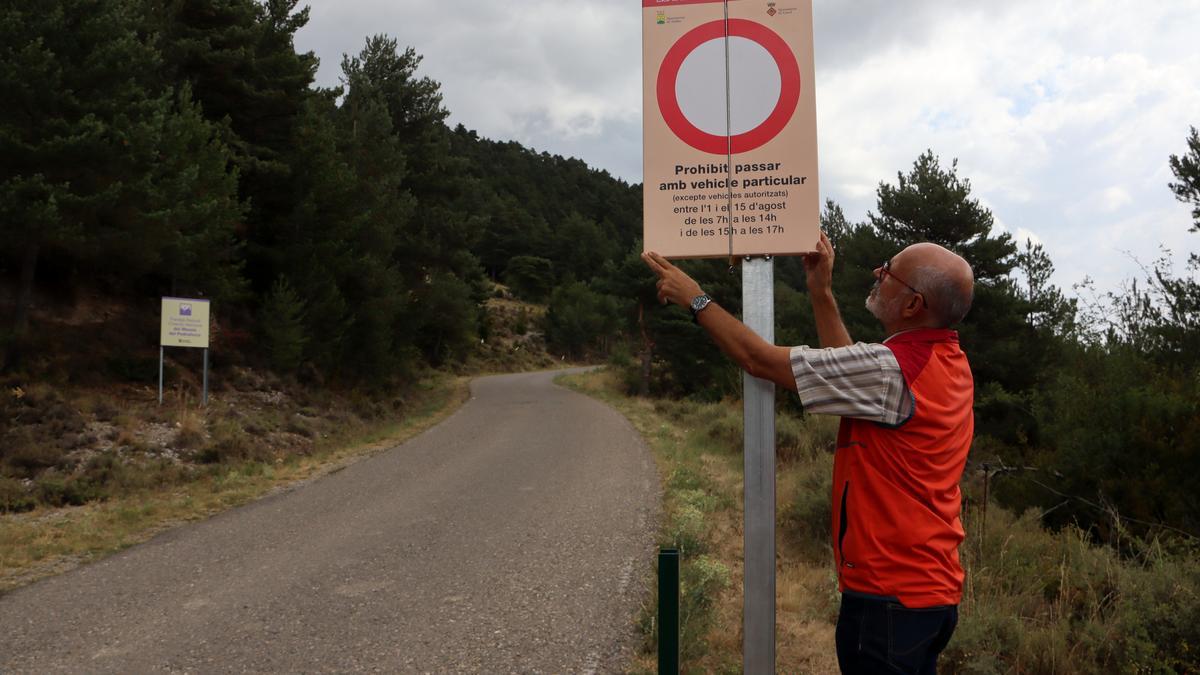 El director del Parc Natural del Cadí Moixeró, col·loca el cartell on s&#039;anuncia que està prohibit el pas