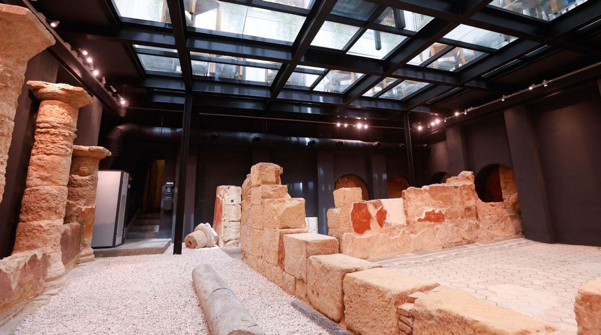 Mausoleo romano reconstruido en Puerta Gallegos y tramo de la vía romana a Híspalis.