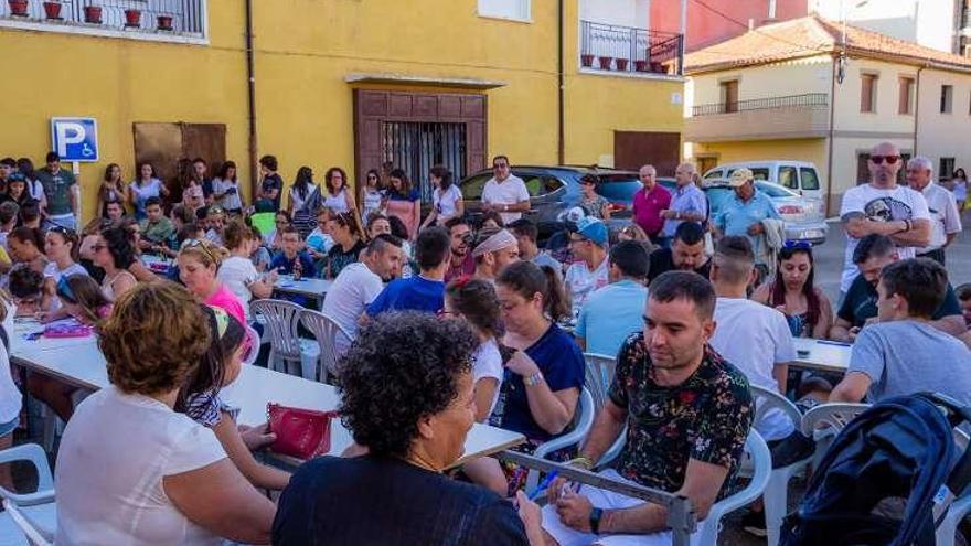 Participantes en el bingo que reunió a más de 150 personas.