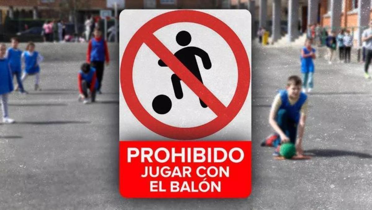 Un cartel que prohíbe jugar al fútbol en un espacio público.