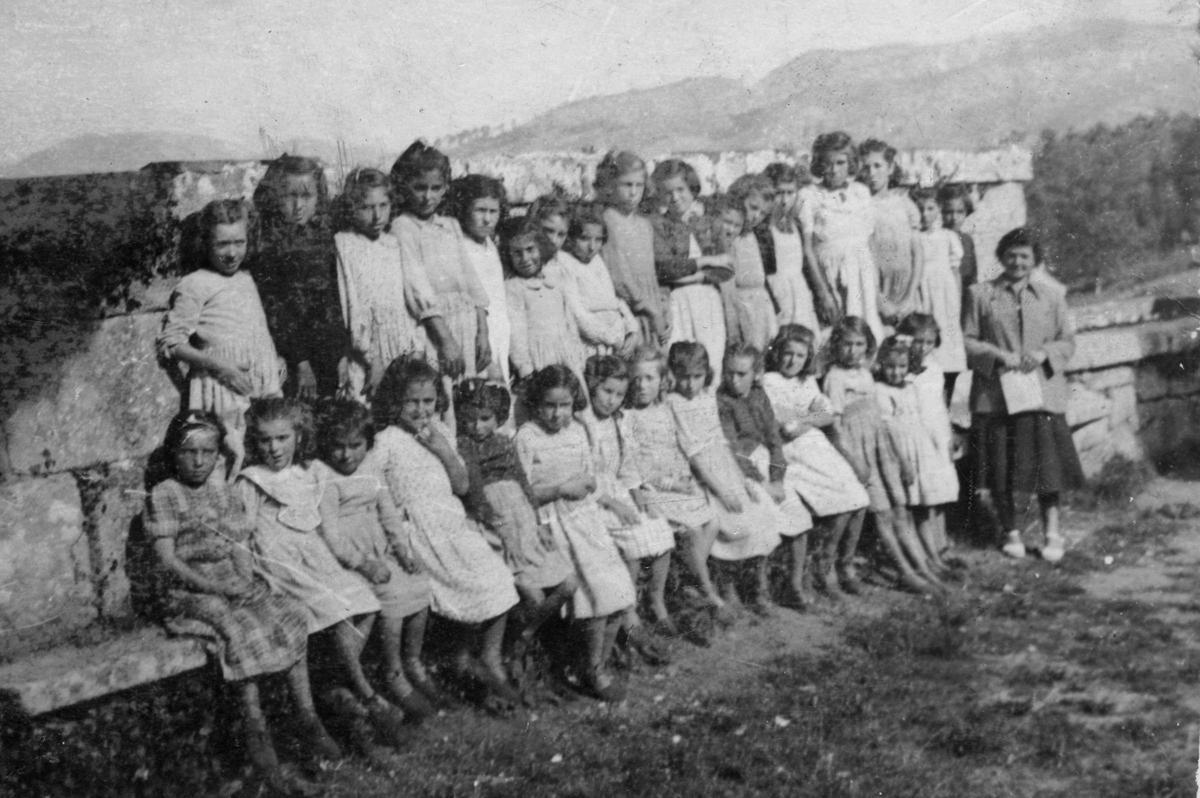 Nenas no Igrexario con dona Felisa en 1953.