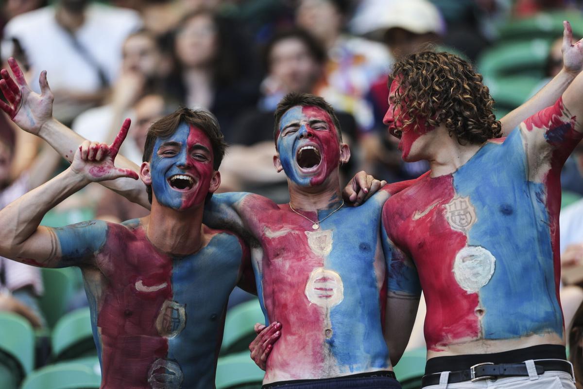 LISBON (Portugal), 24/05/2025.- Barcelona fans cheer prior prior to the UEFA Women's Champions League final between Arsenal and Barcelona at the Jose Alvalade Stadium in Lisbon, Portugal, 24th of May 2025. (Liga de Campeones, Lisboa) EFE/EPA/MIGUEL A. LOPEZ. arsenalfemenino . barçafemenino. liga campeones femenina 2024/2025 arsenalfemenino . barçafemenino. final. accion. jose alvalade
