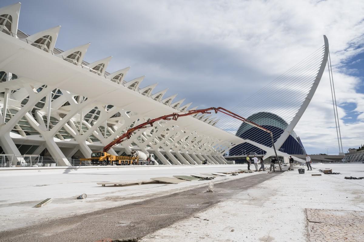 Trabajos en el lago del Museu de les Ciències.